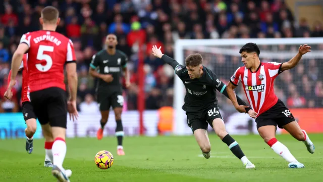 Aksi Conor Bradley (kanan) dan Mateus Fernandes (tengah) memperebutkan bola dalam laga Premier League antara southampton vs liverpool, Minggu (24/11/2024)