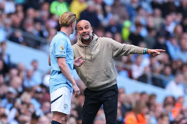 Potret Kevin De Bruyne mnedapatkan arahan khusus dari pelatih Manchester City Pep Guardiola dalam laga antara Manchester City vs Ipswich Town, Sabtu (24/8/2024).