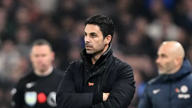 Mikel Arteta, Manajer Arsenal, menyaksikan pertandingan Liga Premier di Chelsea