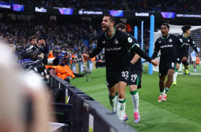 David Hancko merayakannya gol bersama para penggemar segera setelah gol penyama kedudukan di laga antara Manchester City vs Feyenoord, Rabu (27/11/2024)