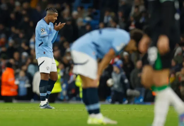 Foto: Manuel Akanji (kiri) kecewa dengan hasil akhir pertandingan antara Manchester City vs Feyenoord dalam laga Liga Champions, Rabu (27/11/2024)