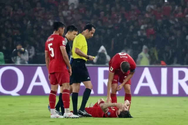 Pesepakbola Timnas Indonesia, kevin diks tak berdaya usai berbenturan dengan pemain Jepang