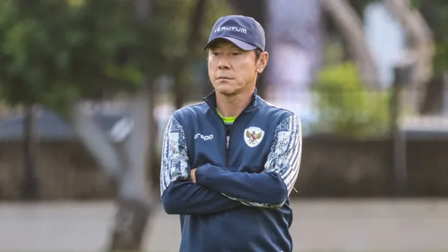 Potret Shin Tae-yong sedang memantau para pemainnya yang sedang berlatih