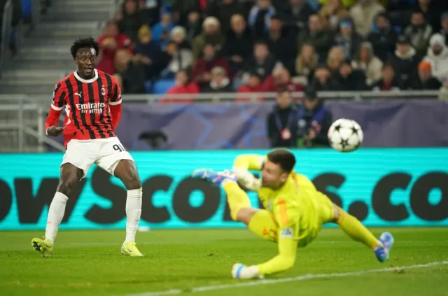 ammy Abraham dari AC Milan mencetak gol ketiga timnya pada pertandingan Fase Liga MD5 Liga Champions 2024/25 UEFA 2024/25 antara SK Slovan Bratislava dan AC Milan di Narodny Futbalovy Stadion pada 26 November 2024 di Bratislava, Slovakia. 