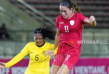 Potret Katarina Hopper pemain Timnas Indonesia mendapatkan presing ketat dari pemain Timnas Malaysia di pertandingan Piala AFF Wanita 2024, Selasa (26/11/2024)