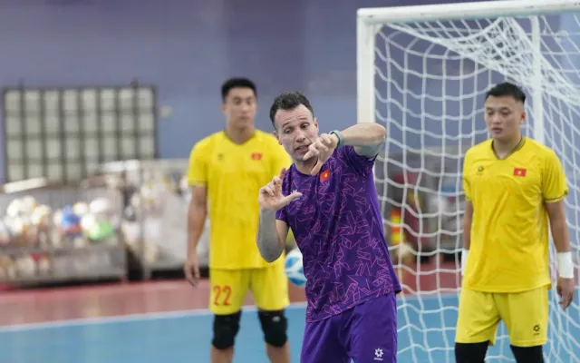 pelatih timnas futsal Vietnam Diego Giustozzi memberikan arahan serius kepada timnya menjelang final melawan timnas futsal Indonesia