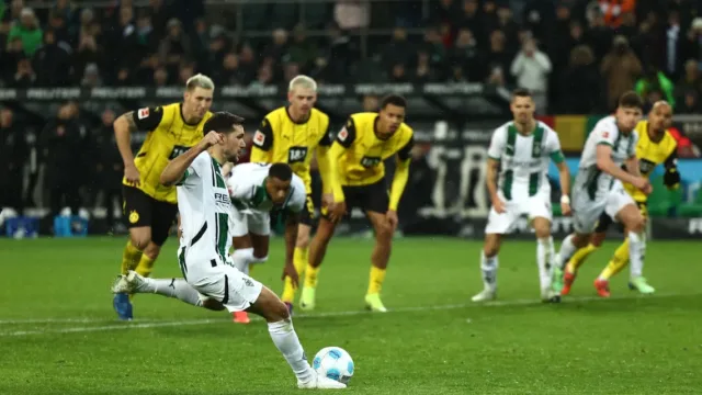 Kevin Stöger dengan tenang mencetak gol penalti untuk menyamakan skor bagi Gladbach. (c) Leon Kuegeler