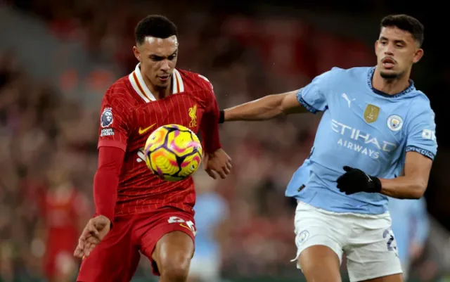 Trent Alexander-Arnold mencoba melepaskan diri dari penjagaan Matheus Nunes