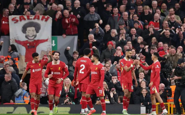 Cody Gakpo (kanan) berselebrasi bersama rekan satu timnya di pertandingan antara Liverpool Vs Manchester City, Minggu (1/12/2024)