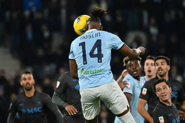 Aksi Tijjani Noslin dari Lazio menyundul bola ke arah gawang Napoli. (Foto: Getty images)