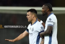 Kapten Inter Milan Lautaro Martinez cedera saat berhadapan dengan Barcelona. (c) REUTERS/Albert Gea