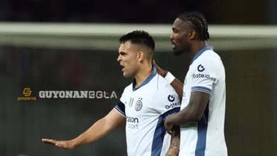 Kapten Inter Milan Lautaro Martinez cedera saat berhadapan dengan Barcelona. (c) REUTERS/Albert Gea
