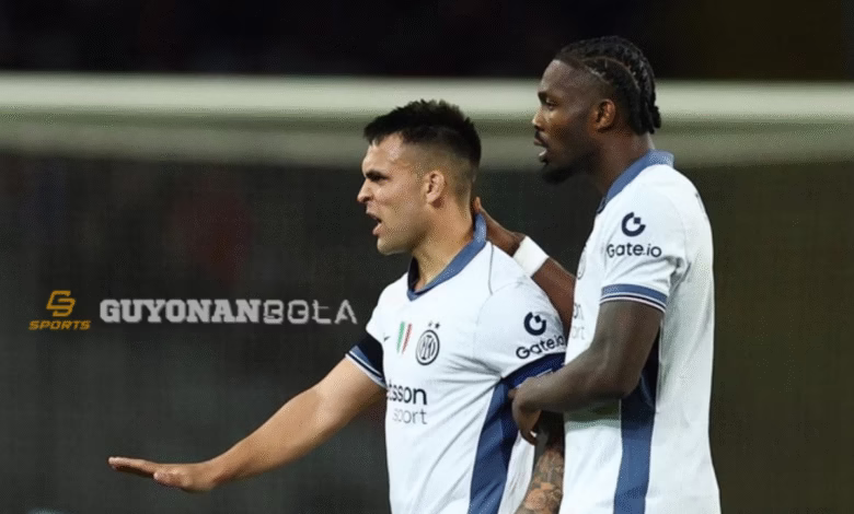 Kapten Inter Milan Lautaro Martinez cedera saat berhadapan dengan Barcelona. (c) REUTERS/Albert Gea