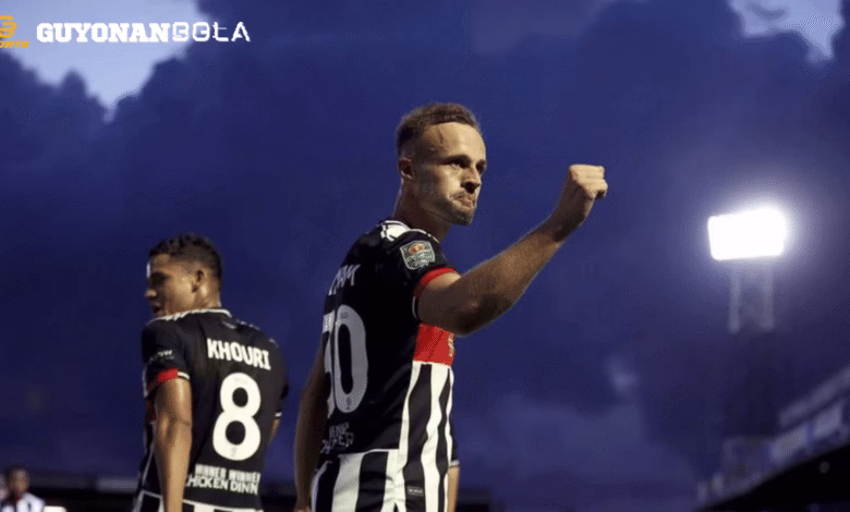 Striker Grimsby Town, Charles Vernam Melakukan Selebrasi